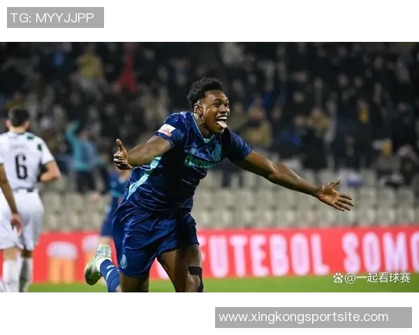 英媒报道维拉切尔西争抢波尔图前锋阿格霍瓦解约金高达1亿欧元