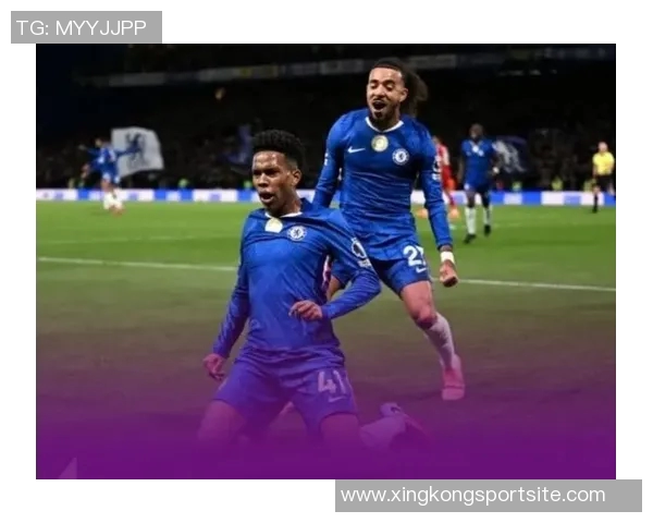 切尔西备战强敌帕尔默训练场重聚埃斯特旺畅谈战术心得